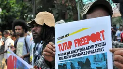 Peserta demo dari Rakyat Indonesia menunjukkan poster saat menggelar aksi di depan Kantor PT Freeport Indonesia, Jakarta, Kamis (29/3). Dalam aksinya mereka menuntut usir, tutup serta audit kekayaan Freeport.  (Merdeka.com/Iqbal S Nugroho)