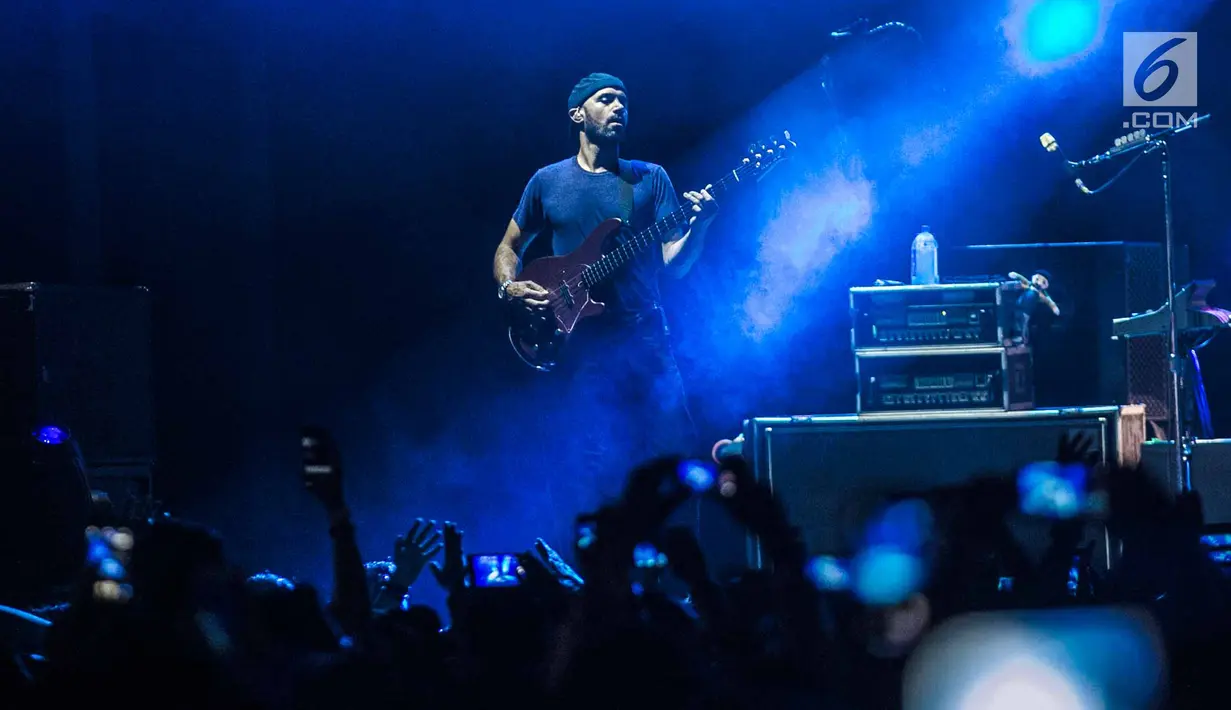 Ekspresi basis Incubus, Ben Kenny saat menggelar konser di Jakarta, Rabu (7/2). Konser musik ini bertajuk Incubus Live In Jakarta. (Liputan6.com/Faizal Fanani)
