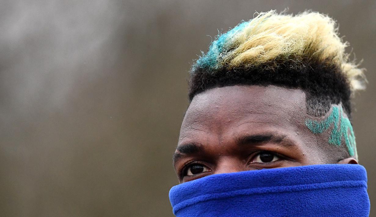 Gaya rambut terbaru milik Paul Pogba saat mengikuti sesi latihan timnas Prancis di  Clairefontaine-en-Yvelines, (19/3/2018). Model Rambut Mohawk berwana Biru saiyan dan Putih ii dipersembahkan untuk Prancis. (AFP/Franck Fife)