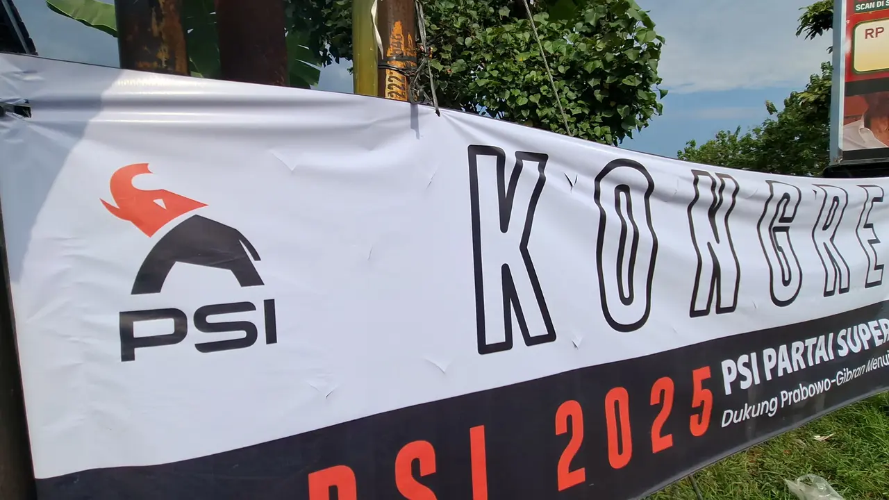 Banyak bendera PSI yang telah memakai logo baru berupa gajah dan tulisan Partai Super Tbk di berbagai sudut di Kota Solo.