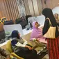 Sejumlah calon jemaah Umrah menunggu pengembalian dana atau refund di Kantor First Travel di GKM Green Tower, Jakarta, Kamis (27/7). (Liputan6.com/Immanuel Antonius)