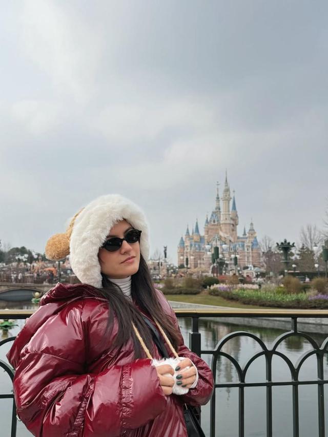 Potret cantik Marsha Aruan di Shanghai Disneyland Park. (credit:instagram.com/aruanmarsha)