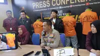 Kabid Humas Polda Gorontalo, AKBP Desmont Harjendro saat merilis kasus dugaan tindak pidana perdagangan orang (TTPO) (Arfandi Ibrahim/Liputan6.com)