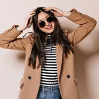 Ilustrasi Wanita Fashionable / Freepik by lookstudio