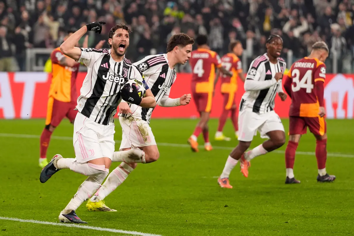 Manuel Locatelli merayakan golnya di laga Juventus vs Galatasaray di leg kedua playoff Liga Champions 2025/2026 di Allianz Stadium, Kamis (26/02/2026) dini hari WIB.