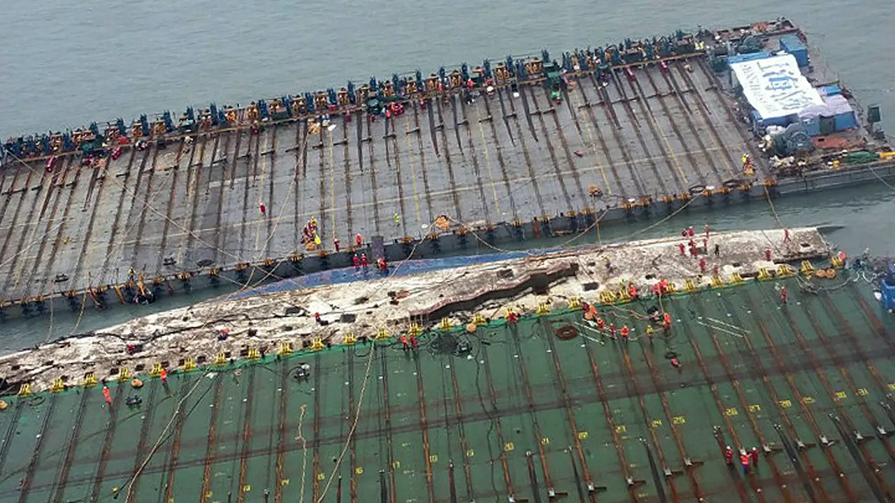 20170323-Feri Sewol Diangkat dari Dasar Laut-AP