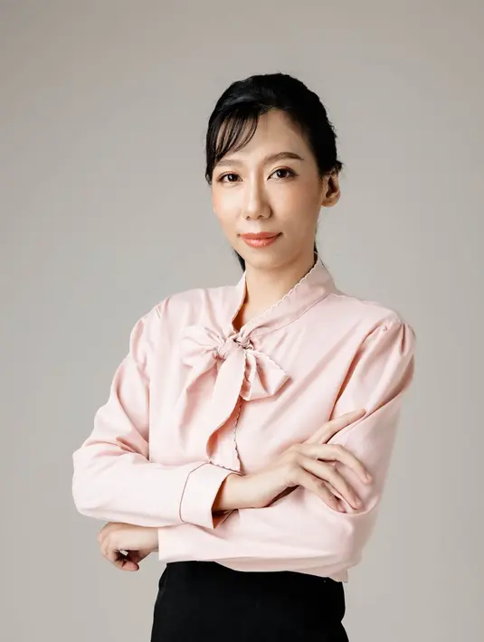 Blouse wajib kamu punya karena cuttingannya secara keseluruhan lebih formal bisa dipakai untuk kerja atau acara resmi.  / copyright shutterstock