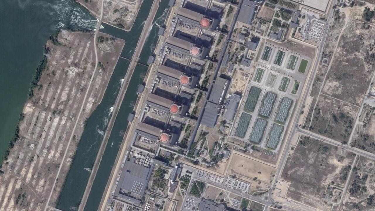 Pembangkit Listrik Tenaga Nuklir Zaporizhzhia, pembangkit tenaga nuklir terbesar di Eropa, terkena serangan oleh pasukan Rusia. (AP)