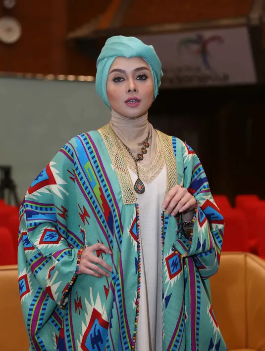 Meski hijab memang memiliki pasar di negara-negara berbasis Islam, namun kini telah banyak desainer muslim yang berhasil mengenalkan hijab melalui gelaran fashion tingkat dunia. Terry pun bangga akan hal tersebut. (Nurrwahyunan/Bintang.com)
