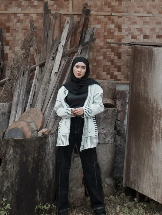Kerudung hitam juga dipadukan dengan cardigan putih. Ia pun mengenakan inner dan celana hitam.(@cita_citata)