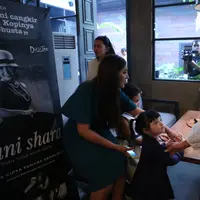 Suasana akrab juga terlihat dalam acara itu, antara KD dengan istri mantan suaminya, Ashanty. Seperti diketahui, bahwa selama ini, KD menjalin hubungan baik dengan Ashanty. Begitu juga dengan anak-anaknya. (Nurwahyunan/Bintang.com)