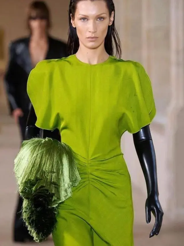 6 Potret Gaya Fenomenal Bella Hadid di Paris Fashion Week SS23, Gaun Semprot hingga Busana ala Kartun
