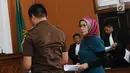 Terdakwa kasus dugaan penyebaran berita bohong Ratna Sarumpaet (kanan) saat menjalani sidang lanjutan di PN Jakarta Selatan, Selasa (12/3). Sidang mendengar tanggapan JPU atas nota keberatan yang disampaikan pengacara Ratna. (Liputan6.com/Herman Zakharia)