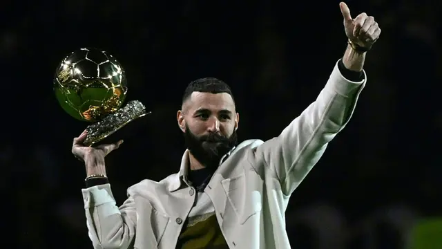 Karim Benzema Pamerkan Trofi Ballon d'Or kepada Fans Lyon di Prancis