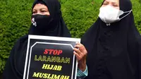 Aksi damai untuk mendukung muslimah India di depan Kedutaan Besar India, Jakarta, Selasa (22/2/2022). Aksi ini merupakan dukungan dan pembelaan kepada pelajar dan mahasiswa muslim di India terkait pelarangan menggunakan hijab dan persekusi. (merdeka.com/Imam Buhori)