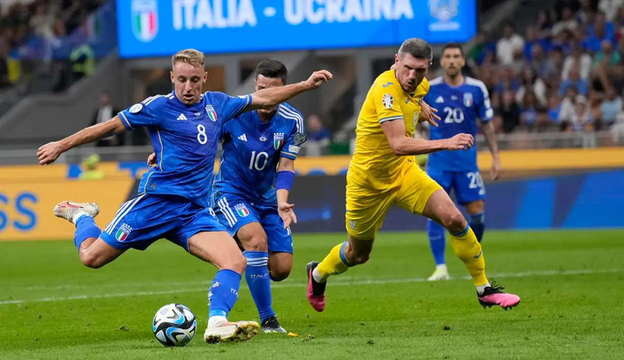 Pemain Italia Davide Frattesi (kiri) mencetak gol ke gawang Ukraina pada pertandingan sepak bola Grup C Kualifikasi Euro 2024 di Stadion San Siro, Milan, Italia, Selasa (12/9/2023). Italia menang 2-1. (AP Photo/Antonio Calanni)