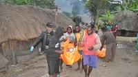 Dua korban tewas dan tiga korban kena luka penikaman yang dilakukan oleh oang gila. (Liputan6.com / Katharina Janur / Polda Papua)