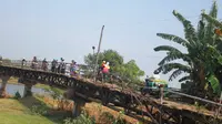 Begini keseharian warga yang harus uji nyali melintasi jembatan Gerdu, Jepara. (foto : Liputan6.com/edhie prayitno ige)