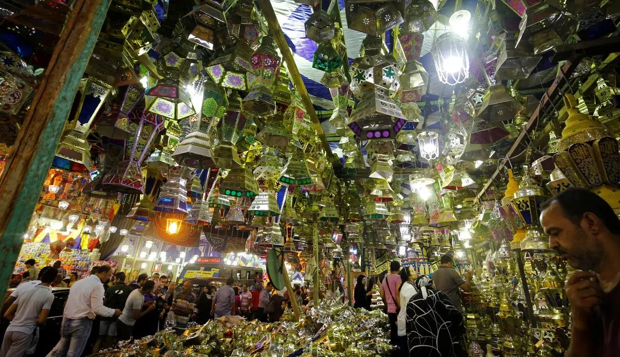 Suasana keramaian kios-kios yang menjual lentera khas Ramadan dan beraneka lampu di pasar Sayida Zienab, Mesir 6 Juni 2016. Kegiatan ini menyemarakkan hari pertama puasa. (REUTERS / Amr Abdallah Dalsh)