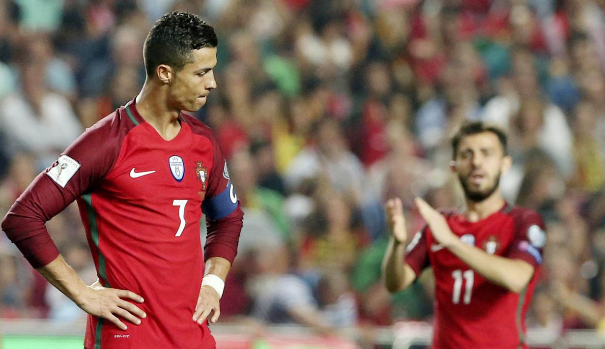Striker Portugal, Cristiano Ronaldo, tampak kecewa usai gagal membobol gawang Swiss pada laga kualifikasi Piala Dunia 2018 di Stadion Luz, Selasa (10/10/2017). Portugal menang 2-0 atas Swiss.(AP/Armando Franca)