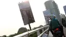 Pengendara motor melintasi sebuah billboard ucapan pernikahan di jalan layang Tanjung Barat, Jagakarsa, Jakarta, Kamis (21/9). Dalam papan itu, terlihat bahwa pasangan bahagia tersebut menikah pada 16 September 2017 lalu. (Liputan6.com/Immanuel Antonius)