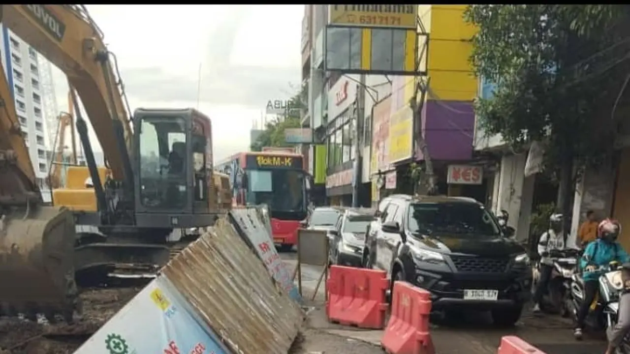 Penampakan Jalan Amblas di Olimo Jakarta Barat.