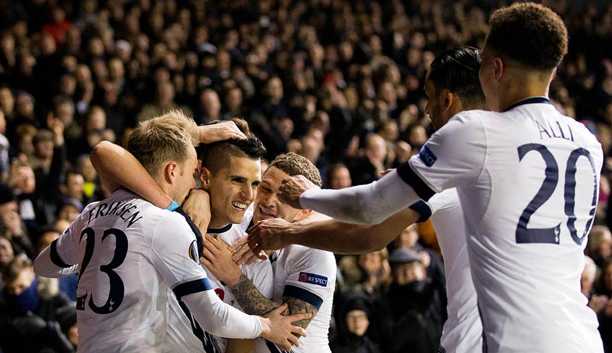 Para pemain Tottenham merayakan keberhasilan Erik Lamela membobol gawang Fiorentina. Tim asal kota London itu berhasil menaklukan wakil Italia 3-0. (EPA/Andrew Cowie)