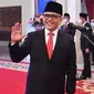 Menteri Pendayagunaan Aparatur Negara dan Reformasi Birokrasi (MenPAN RB) Abdullah Azwar Anas melambaikan tangannya saat pelantikan dirinya oleh Presiden Joko Widodo di Istana Negara, Jakarta, Rabu (7/9/2022). Jokowi melantik Abdullah Azwar Anas yang sebelumnya menjabat Kepala Lembaga Kebijakan Pengadaan Barang/Jasa Pemerintah (LKPP) sebagai MenPAN RB menggantikan Tjahjo Kumolo yang wafat. (FOTO: Rusman - Biro Pers Sekretariat Presiden)