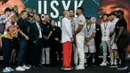 Petinju Inggris Anthony Joshua (tengah kanan) dan petinju Ukraina Oleksandr Usyk (tengah kiri) saling pandang saat penimbangan di King Abdullah Sports City, Jeddah, Arab Saudi, 19 Agustus 2022. Joshua dijadwalkan melawan juara bertahan Usyk dalam pertandingan ulang tinju kelas berat di Jeddah pada 20 Agustus. (AP Photo/Hassan Ammar)