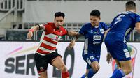 Winger Madura United, Lulinha mendapatkan penjagaan ketat dari dua pemain PSIS Semarang dalam laga BRI Liga 1 2024/2025 di Stadion Jatidiri, Semarang, Minggu (16/3/2025) malam. (Dok. Madura United)