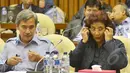 Menteri Susi Pudjiastuti (kiri) menghadiri rapat kerja dengan Komisi IV DPR RI, Jakarta, Kamis (12/02/2015). Rapat membahas APBN-P Tahun Anggaran 2015. (Liputan6.com/Andrian M Tunay)