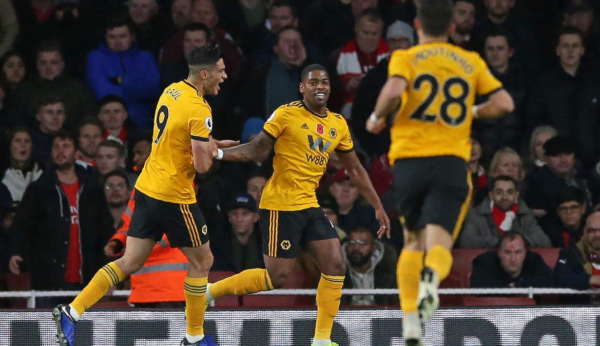 Gelandang Wolverhampton, Ivan Cavaleiro berhasil mencetak gol ke gawang Arsenal pada laga lanjutan Premier League, yang berlangsung Minggu (11/11) di stadion Emirates. Arsenal ditahan imbang Wolverhampton 1-1. (AFP/Daniel Olivas)