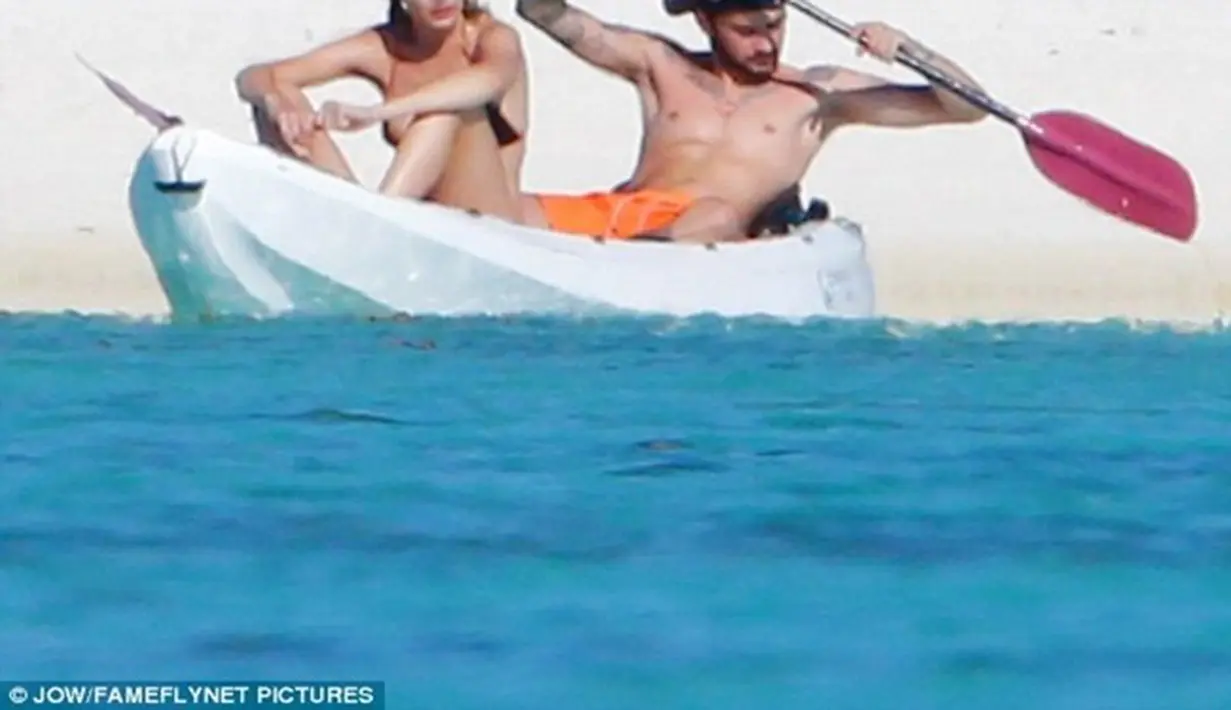 Dilansir dari Dailymail (19/08/16), Zayn Malik mengajak Gigi Hadid untuk berlibur bersama. Zayn dan Gigi menikmati asyiknya liburan di pantai Tahiti. (Dailymail/Bintang.com)
