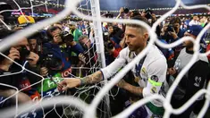 Kapten Real Madrid, Sergio Ramos, Menggunting jaring gawang setelah memenangkan final Liga Champions dengan mengalahkan Juventus 4-1 di Stadion Millennium, Cardiff, (03/06/2017). (EPA/Andy Rain)