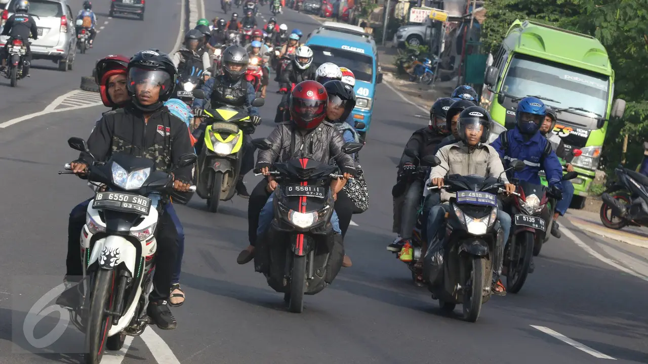 20160701-Arus Lalu Lintas di Kawasan Simpang Jomin Mulai Ramai Kendaraan Pemudik-Jawa Barat