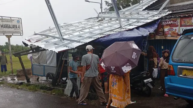 Hujan deras dan angin kencang memicu pohon tumbang dan atap rumah terbang di Kota Bogor, Selasa (21/1/2025).