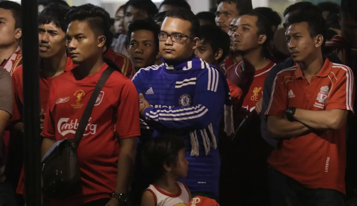 Seorang pendukung Chelsea di antara fans Liverpool saat nonton bareng bersama Bola.com. (Bola.com/Vitalis Yogi Trisna)
