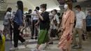 Komuter berjalan melalui stasiun kereta bawah tanah selama jam sibuk pagi hari di kawasan pusat bisnis di Beijing, Selasa, 9 Agustus 2022. 11 juta lulusan universitas China sedang berjuang di pasar kerja yang suram musim panas ini karena penutupan berulang di bawah lockdown COVID memaksa perusahaan untuk mengurangi dan mendorong banyak restoran dan pengusaha kecil lainnya keluar dari bisnis. (AP Photo/Mark Schiefelbein)