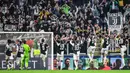 Para pemain Juventus merayakan kemenangan atas Lokomotiv Moscow pada laga Liga Champions di Stadion Juventus, Turin, Selasa (22/10). Juventus menang 2-1 atas Lokomotiv. (AFP/Miguel Medina)