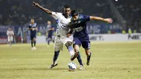Yanto Basna memotong pergerakan Vizcarra saat berebut bola pada laga final Torabika Bhayangkara Cup di SUGBK, Jakarta, Minggu (3/4/2016). (Bola.com/Nicklas Hanoatubun)