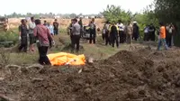 Jasad Wanita Setengah Bugil Ditemukan Mengambang di Sungai Ciherang, Bekasi. (Liputan6.com/Thariq Gibran)