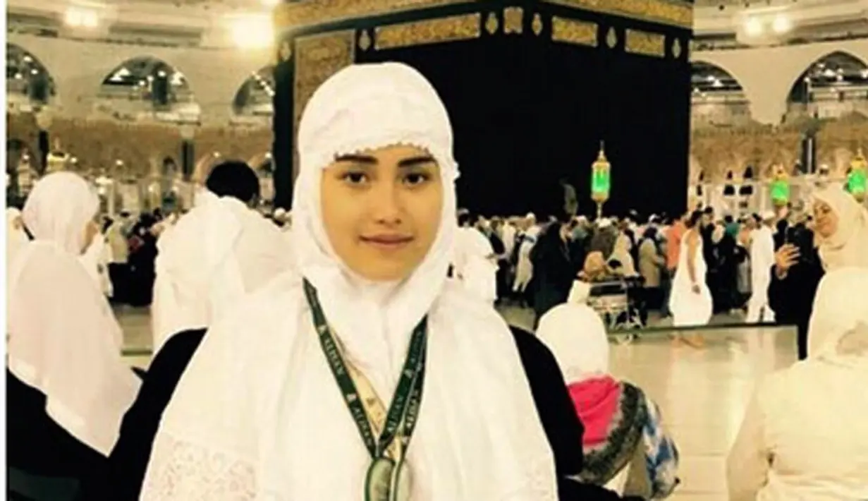 Banyak umat muslim menanti-nantikan pergi ke Tanah Suci, Mekah. Pada akhir tahun ini, Ayu Ting Ting melaksanakan ibadah umrah bersama dengan putri dan kedua orangtuanya. (Instagram/ayutingting92)