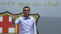 Pelatih baru Barcelona, Ernesto Valverde, diperkenalkan di Stadion Camp Nou, Barcelona, Rabu (31/5/2017). Mantan pelatih Athletic Bilbao ini didaulat menggantikan posisi Luis Enrique. (AFP/Lluis Gene)