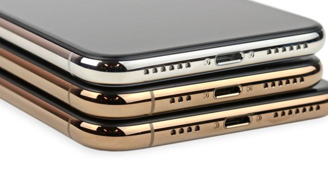 Garis antena pada bagian bawah iPhone XS dan iPhone XS Max yang tidak ada di iPhone X (Foto: iFixit)