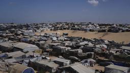 Pengungsi dari Kota Gaza, Palestina mulai memadati daerah Al-Mawasi, Kota Khan Younis. (AP Photo/Jehad Alshrafi)