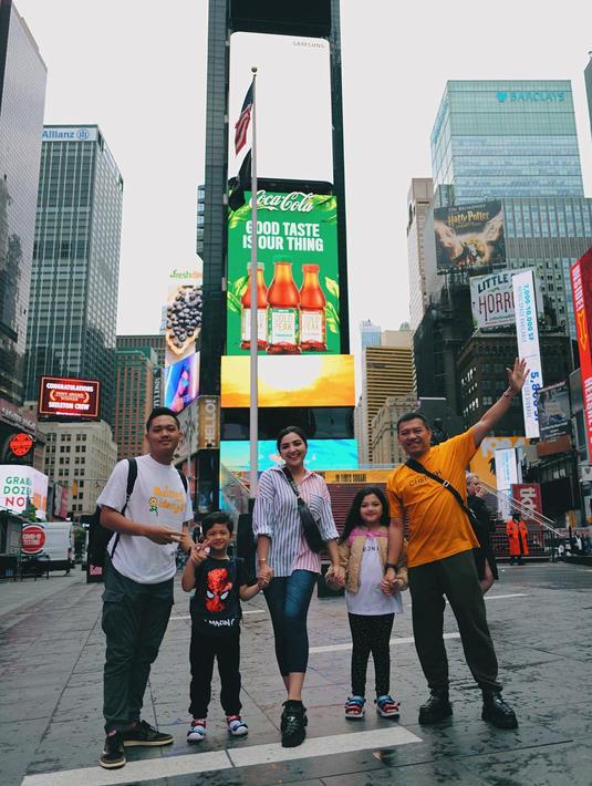 Melalui unggahannya di Instagram, Anang Hermansyah dan keluarga membagikan keseruan saat berlibur di New York. Anang Hermansyah dan istrinya, Ashanty tak hanya berdua mereka kembali mengajak ketiga buah hatinya, Azriel, Arsy, Dan juga Arsya. (Instagram/ashanty_ash)