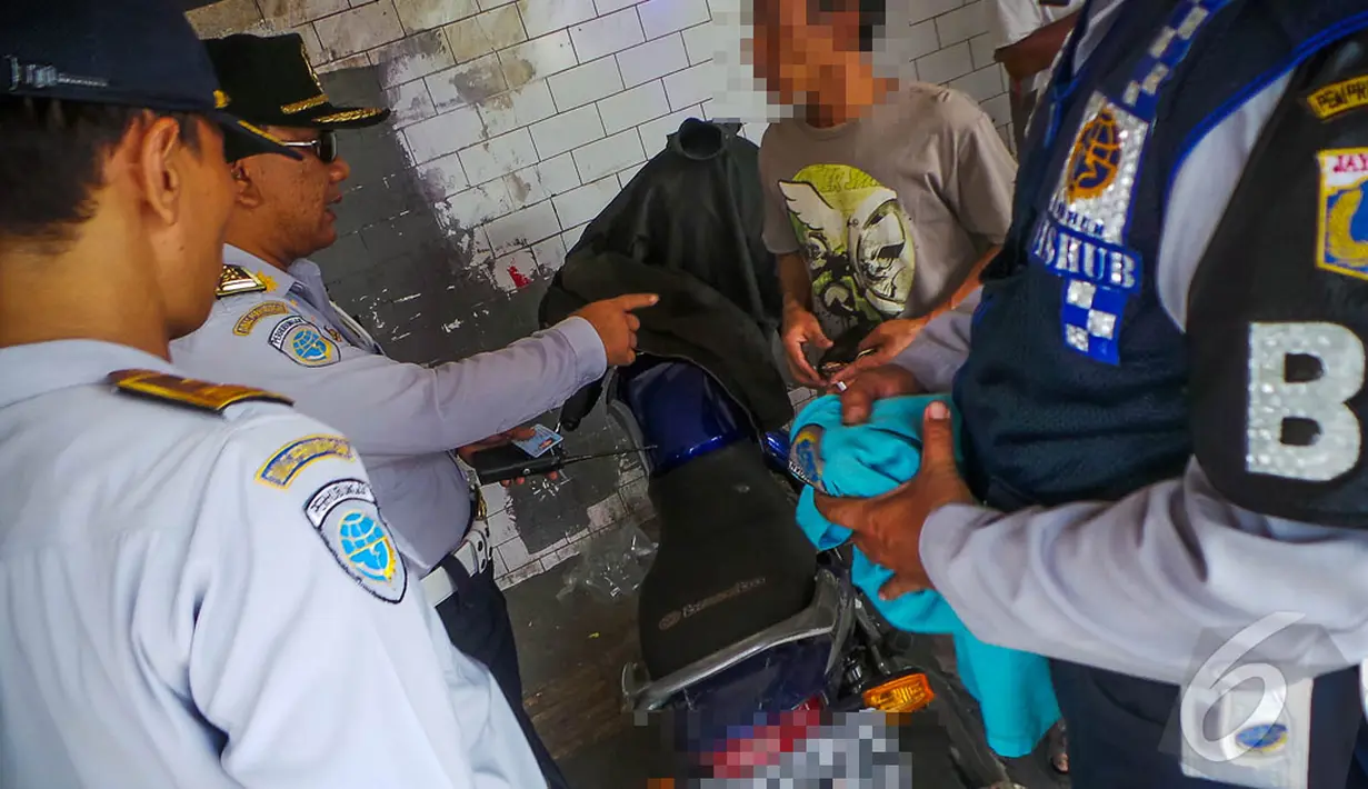 Seorang warga tertangkap basah saat parkir liar di kawasan Glodok, Jakarta, Selasa (9/9/2014) (Liputan6.com/Faizal Fanani)