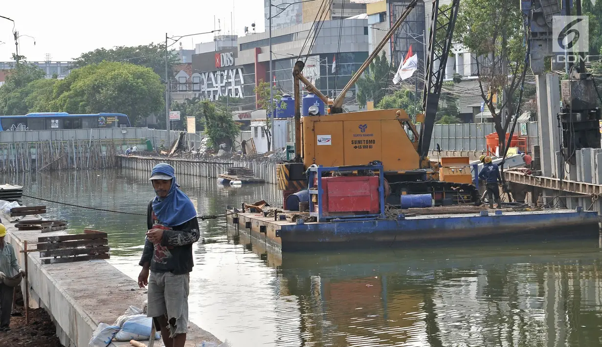 Petugas Dinas Sumber Daya Air Pemprov DKI Jakarta membangun turap di Kali Ciliwung Lama, Jakarta, Kamis (11/10). Pembangunan turap ini dilakukan untuk mencegah banjir pada saat musim hujan. (Merdeka.com/Iqbal Nugroho)