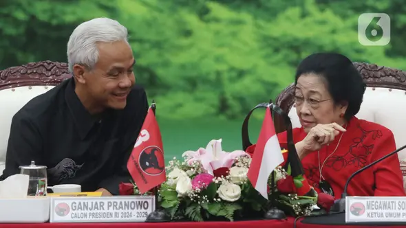 Megawati bersama Ganjar Pranowo menerima Oesman di ruang tamu lantai 3, DPP PDIP. Sekjen PDIP dan Eriko Sotarduga menyaksikan momen tersebut. (Liputan6.com/Angga Yuniar)