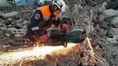 Seorang saksi yang dikutip oleh surat kabar Rusia Izvestia mengatakan, api bermula dari sebuah tempat parkir mobil sebelum akhirnya menjalar dan memicu ledakan pom bensin. (Handout/RUSSIAN EMERGENCY MINISTRY/AFP)